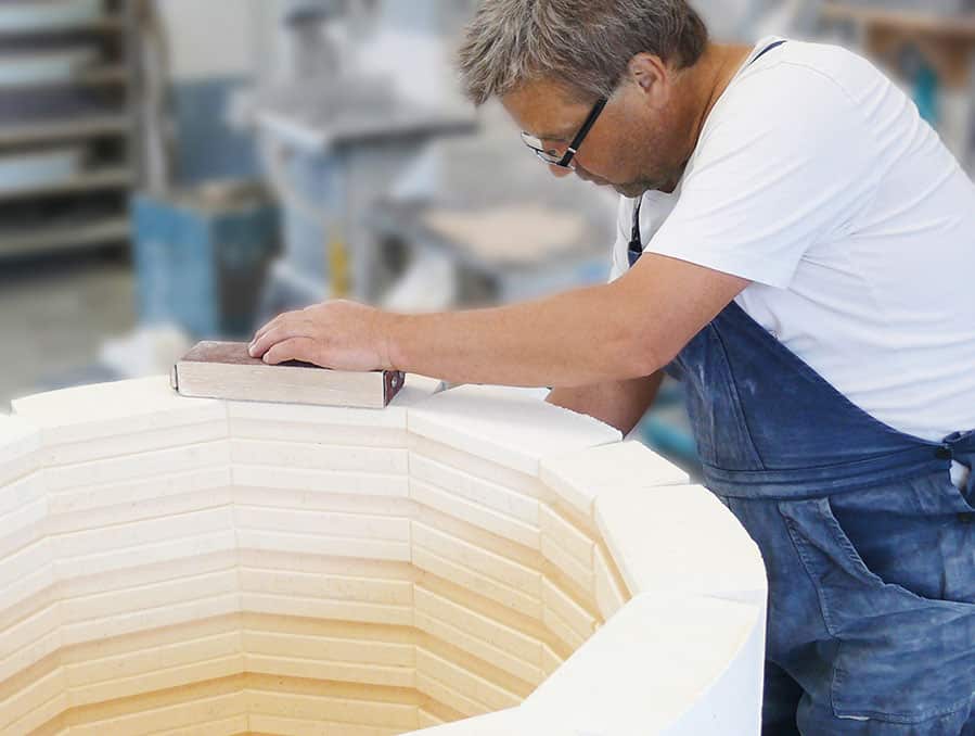 Mästare bygger toppmatad keramikugn i Rohdes fabrik